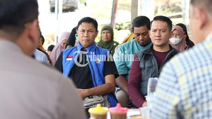 Ketua LPM Graha Indah Shidiq Nur Alam bersama Lurah Graha Indah di halaman Kantor Pemasaran Perum Nusantata Lestari,  Jalan Kesatrian, Keluraha Graha Indah, Kecamatan Balikpapan Utara, Balikpapan, Jumat (9/6/2023). 