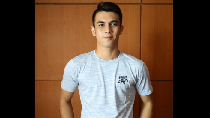 Kiper Borneo FC, Nadeo Argawinata mengenakan merchandise kaos Pesut Etam yang menjadi andalan produk Borneo FC Store