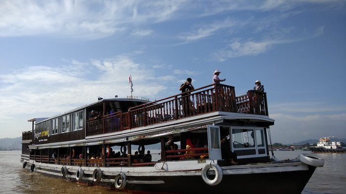 WISATA SUNGAI MAHAKAM - Kapal Wisata Sungai Mahakam di Samarinda, Kalimantan Timur. Kapal ini susuri Sungai Mahakam, menikmati panorama alam bahari hingga bila beruntung bisa saksikan langsung Pesut Mahakam berenang. 