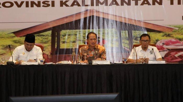 BALIKPAPAN GERBANG IKN - Menteri Lingkungan Hidup Hanif Faisol Nurofiq (tengah) didampingi Gubernur Kaltim Rudy Masud dan  Ketua Bidang Sustainability GAPKI, Bambang Dwi Laksono, saat menghadiri kegiatan Konsolidasi Kesiapsiagaan Pengendalian Karhutla di Kalimantan Timur, Jumat (4/7/2025).