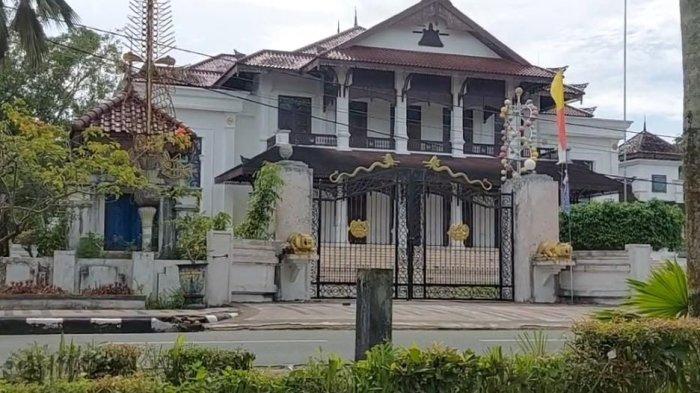 Kedaton Kesultanan Kutai Kartanegara Ing Martadipura.