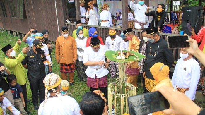 Kegiatan Besawai dan Bapelas Suku Kutai yang digelar di Guntung, Bontang Utara. TRIBUNKALTIM.CO/ISMAIL USMAN