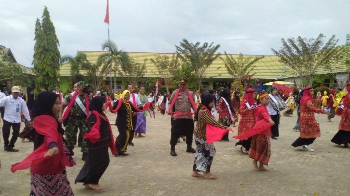 Kegiatan gelar karya oleh SD 002 Waru, Kabupaten Penajam Paser Utara,sebagai implementasi dari kurikulum merdeka. 