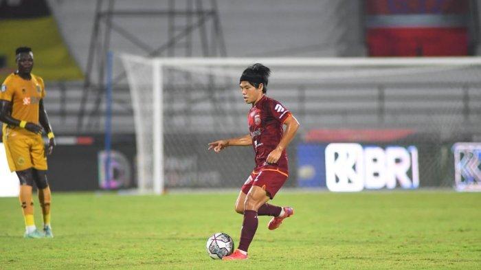 Kei Hirose, pemain Borneo FC, melakukan selebrasi usai mencetak gol di gawang Bhayangkara FC sehingga membuahkan skor imbang 1-1 di Stadion Kapt I Wayan Dipta Gianyar, Rabu (16/2/2022) malam. HO/BORNEO FC