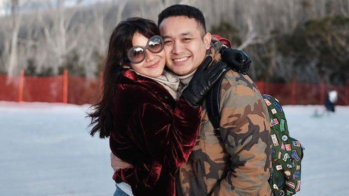 Gilang Dirga dan istri