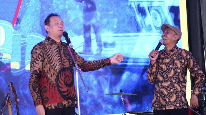 PILKADA JAKARTA 2024 - Komedian kondang, Cak Lontong bersama Cak Akbar menghibur personel Polda Kaltim dan tamu undangan dalam rangka peringatan HUT ke-72 Polairud di Balikpapan, Senin (5/12/2022). 