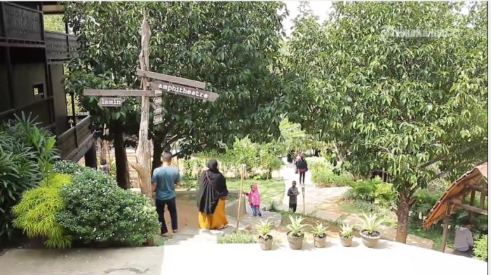 Ladang Budaya (Ladaya) terdapat di Kota Tenggarong, merupakan tempat alternatif wisata di Kalimantan Timur