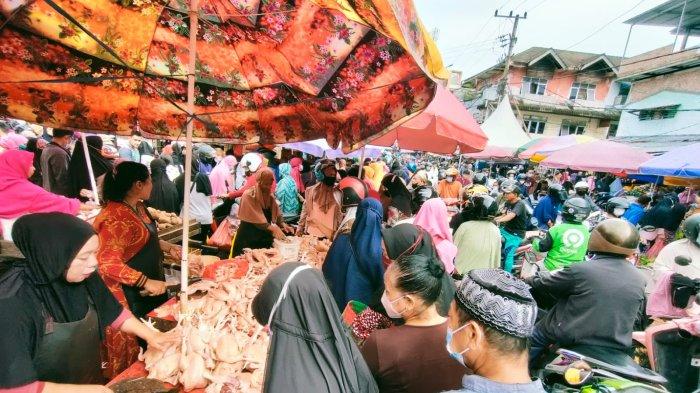 Pasar Pandansari, Kota Balikpapan, Provinsi Kalimantan Timur dalam kondisi lautan manusia, Sabtu (2/4/2022) pagi. Hal ini terjadi saat sehari sebelum memasuki bulan puasa Ramadhan. 
