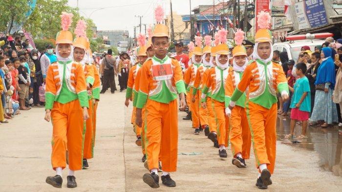 Keramaian lomba gerak jalan Merdeka Belajar di Kecamatan Sangatta Utara, Kabupaten Kutai Timur, Provinsi Kalimantan Timur pada Minggu (28/8/2022).