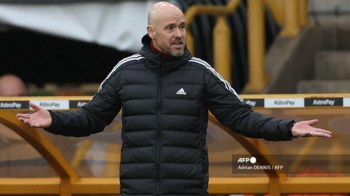Manajer Manchester United Erik ten Hag memberi isyarat di pinggir lapangan selama pertandingan Liga Inggris antara Wolverhampton Wanderers dan Manchester United di stadion Molineux tengah pada 31 Desember 2022. 