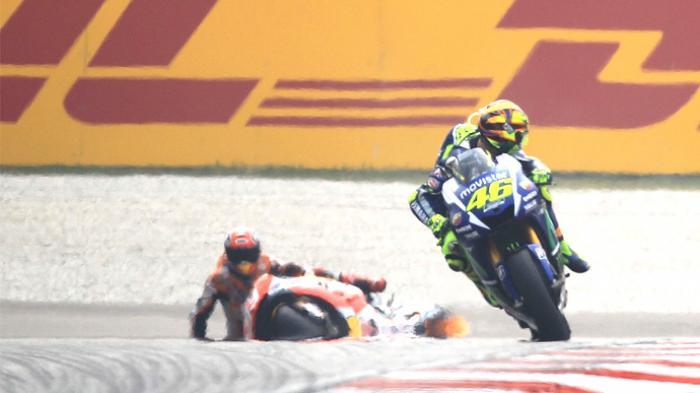 Momen pasca-insiden pebalap Movistar Yamaha, Valentino Rossi dan pebalap Repsol Honda, Marc Marquez, di tikungan 14 Sirkuit Sepang, Malaysia, Minggu (25/10/2015).