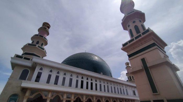 Ilustrasi penampakan Masjid Jami Al Ula yang megah berdiri di pusat keramaian Kota Balikpapan, Kalimantan Timur.