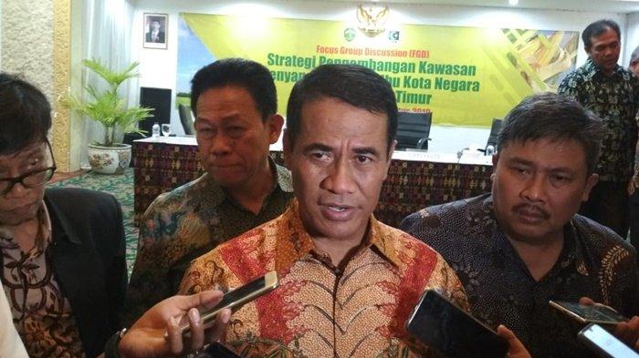 MENTAN DITEGUR WAPRES - Menteri Pertanian, Andi Amran Sulaiman saat memberikan penjelasan kepada awak media mengenai target swasembada pangan di Kaltim sebagai IKN Baru. Mentan Amran klarifikasi soal Wapres yang menegurnya saat tindak mafia beras, sebut bukan Gibran (TRIBUN KALTIM/ ZAINUL)