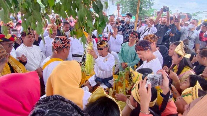 Ribuan masyarakat menunggu setia di halaman. Mereka rupanya menunggu upacara adat Belimbur. Belimbur adalah ritual penyucian diri setelah pelaksanaan Erau di Kukar.