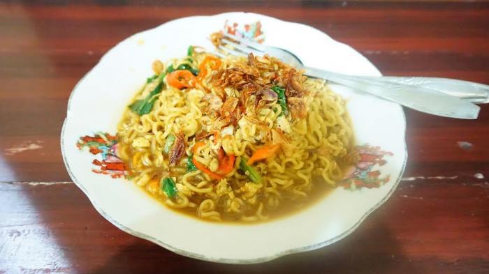 Sajian mie instan plus di warung Mie Nyemek Bu Siti