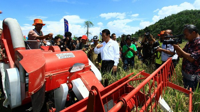 Dengan modernisasi alat pertanian diharapkan dapat mengatasi permasalahan kekurangan tenaga kerja bidang pertanian.