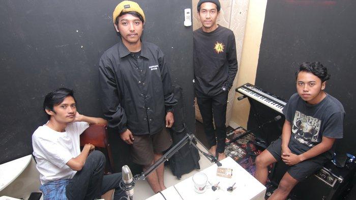Grup band Better Think Of Somethings alias BTOS pengusung genre Pop Punk dari Balikpapan, Kaltim.