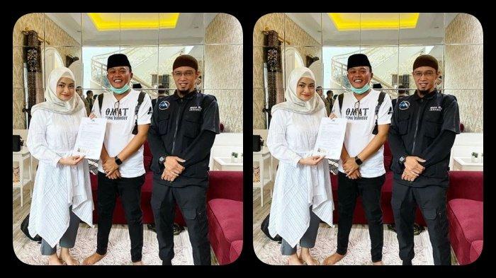 Nathalie Holscher seusai prosesi menjadi mualaf didampingi Sule