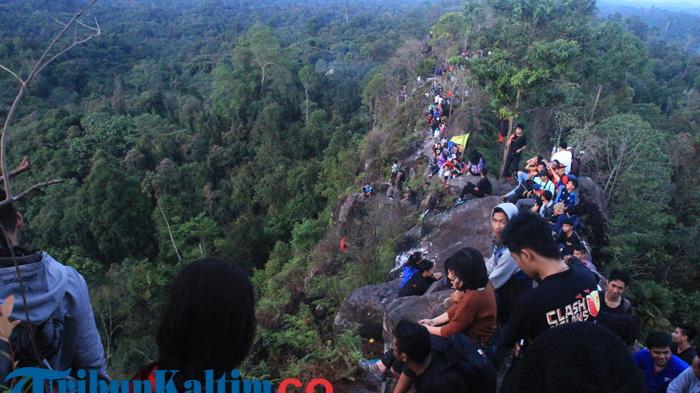 Objek wisata alam Batu Dinding di Desa Bukit Merdeka, Kecamatan Samboja, Kabupaten Kutai Kartanegara, Kalaimantan Timur. Objek wisata ini sangat asri dan sejuk, cocok dijadikan tempat menikmati mata hari terbit maupun terbenam. Lokasinya kurang lebih 55 kilometer dari Kota Balikpapan.