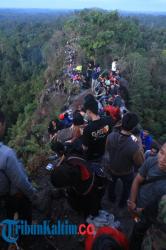 Objek wisata alam Batu Dinding di Desa Bukit Merdeka, Kecamatan Samboja, Kabupaten Kuta Kartanegara, Kalaimantan Timur. Objek wisata ini sangat asri dan sejuk, cocok dijadikan tempat menikmati mata hari terbit maupun terbenam. Lokasinya kurang lebih 55 kilometer dari Kota Balikpapan.