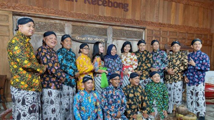 Beberapa peserta media gathering Pertamina EP bergaya di salah satu lokasi di Omah Kecebong, daerah Sleman Yogyakarta, Kamis (19/12/2019).