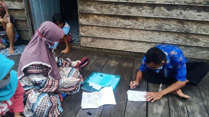 Para petugas KPPS membagikan formulir C6 kepada para pemilih yang terdaftar dalam DPT .TRIBUNKALTIM.CO/ZAINUL