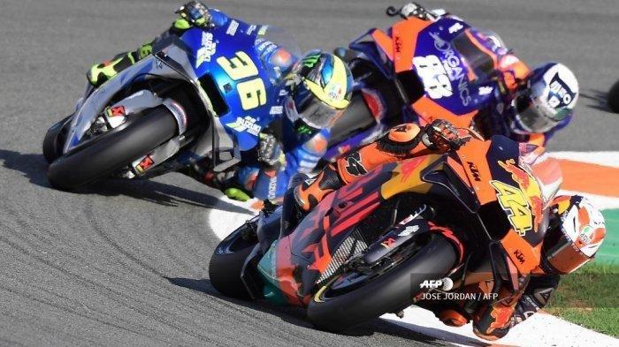 MOTOGP LIVE - (Kiri ke kanan) Pembalap Spanyol Suzuki Ecstar Joan Mir, pembalap Portugal Red Bull KTM Tech 3 Miguel Oliveira dan pembalap Spanyol Red Bull KTM Factory Racing Pol Espargaro bersaing dalam balapan MotoGP di Grand Prix Eropa di sirkuit Ricardo Tormo di Valencia pada November 8, 2020.
