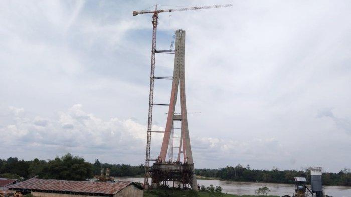 Penampakan jembatan Aji Tullur Jejangkat (ATJ) Kukar yang sudah bertahun-tahun mangkrak.