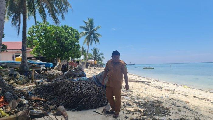 Kepala Kampung Payung-Payung, di RT 12 pantai Kampung Payung-Payung, Kabupaten Berau, Kalimantan Timur beberapa waktu lalu. 