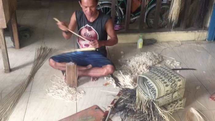 Ilustrasi pelaku ekonomi kreatif, pengerajin anyaman rotan.
