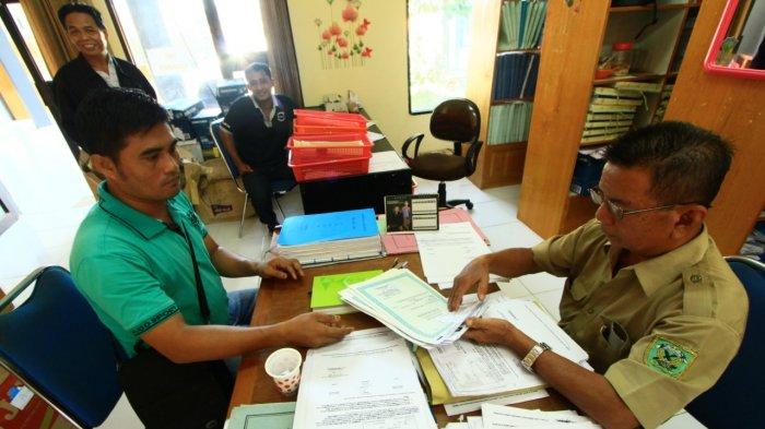 Pengurusan akte kelahiran di Knator Disdukcapil Berau. Untuk meningkatkan kesadaran masyarakat mengurus administrasi kependudukan, rencananya, Disdukcapil akan menjadikan Kartu Identitas Anak sebagai salah satu syarat masuk sekolah.