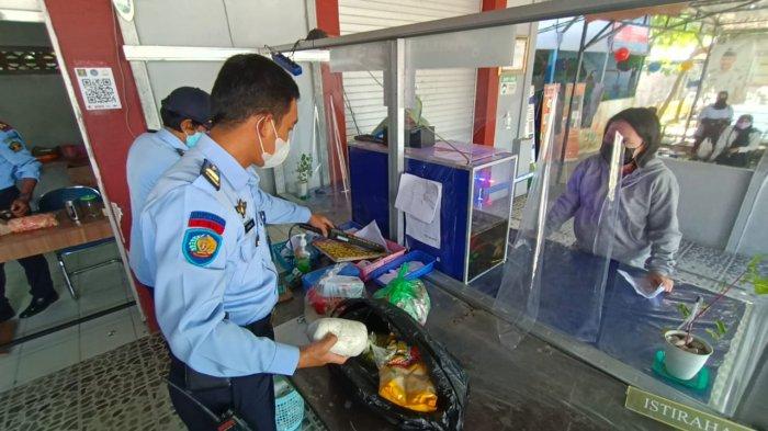 Aktivitas penitipan barang dari keluarga napi Lapas Kelas IIA Tarakan, Provinsi Kalimantan Timur. Pengawasan barang-barang masuk ke Lapas Tarakan diperketat secara maksimal, terpantau ketat. 