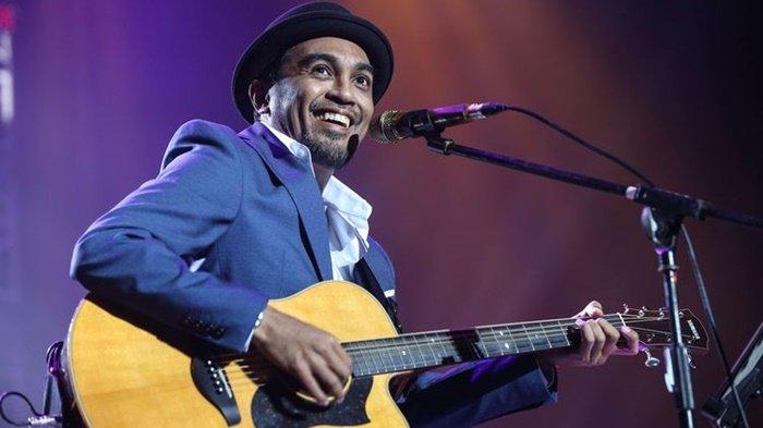 Penyanyi Glenn Fredly tampil dalam konser Harmonia Titik Balik yang digelar di Balai Sarbini, Plaza Semanggi, Jakarta Pusat, Kamis (14/2/2019).