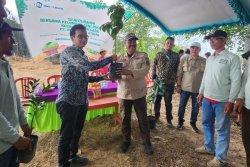 PT Indotruck menyerahkan bibit tanaman kepada kelompok tani Bhineka Jaya