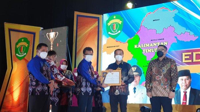 Penyerahan penghargaan oleh Pemerintah Provinsi Kalimantan Timur kepada manajemen PT Pamapersada Kutai Barat atas kontribusinya memajukan Pendidikan di Kalimantan Timur. TRIBUNKALTIM.CO/HO