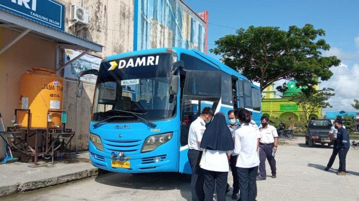 Petugas dari BPTD Kaltim Kaltara saat melakukan peninjuan di Pool Bus Damri Tanjung Selor, Kalimantan Utara. 