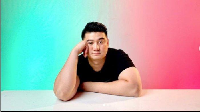 Chef Arnold Poernomo. Peserta MasterChef Indonesia season 8 ini dikenal sangat unik. Yang terbaru, Chef Arnold merasa terabaikan hingga mengunggah isi chat