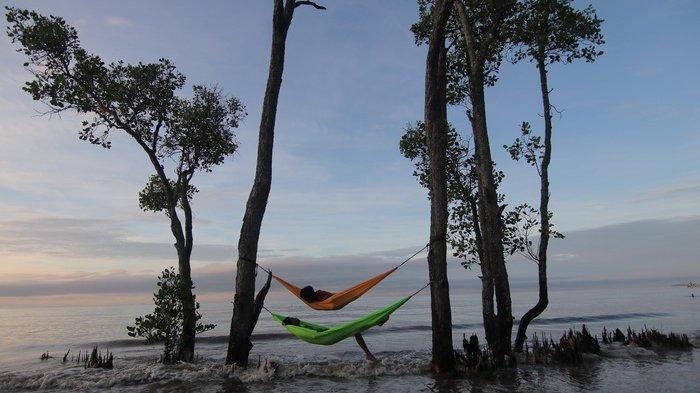 Traveler sedang bersantai liburan di Pantai Ambalat, tempat wisata hits di Kutai Kartanegara, Kalimantan Timur.