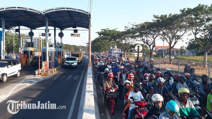 pintu masuk gerbang tol jembatan suramadu 20181027 123820