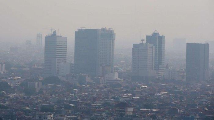 Ilustrasi polusi di Jakarta. Polusi udara terlihat di langit Jakarta akhir tahun 2018. Menurut pantauan kualitas udara yang dilakukan Greenpeace, selama Januari hingga Juni 2017, kualitas udara di Jabodetabek terindikasi memasuki level tidak sehat (unhealthy) bagi manusia.
