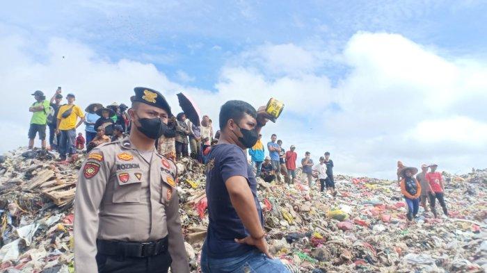 Puluhan rekanan pemulung dan masyarakat setempat turut menyaksikan proses rekonstruksi di TPA Bukit Pinang Samarinda, Kalimantan Timur.