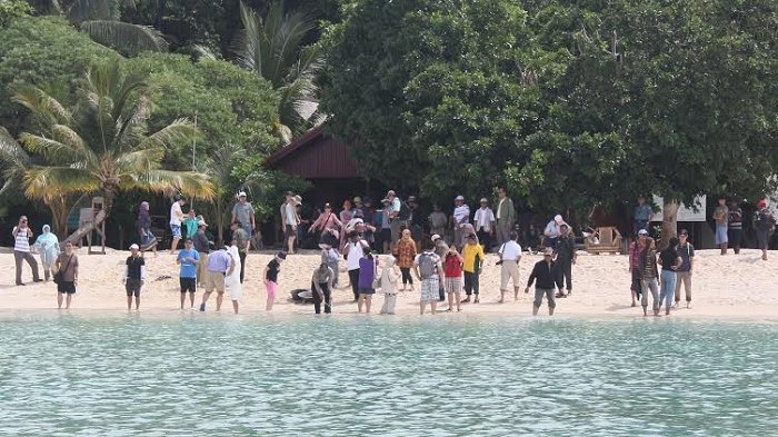 Pulau Sangalaki merupakan pulau wisata sekaligus kawasan konservasi penyu. Belum lama ini dikabarkan adanya fenomena perubahan warna air laut yang berwarna pink, namun fenomena ini dibantah oleh Camat Pulau Derawan yang langsung mendatangi lokasi.
