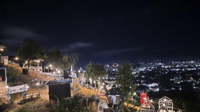 Puncak 30 Sidomulyo di Samarinda menawarkan pesona panorama kota Samarinda dari atas bukit. TRIBUNKALTIM.CO/NEVRIANTO HARDI PRASETYO