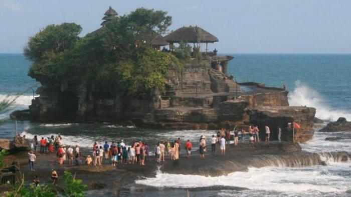Ratusan wisatawan domestik dan asing menikmati pesona sekitar Pura Tanah Lot, Kabupaten Tabanan, Bali, awal Juni 2012. Obyek ini menjadi salah satu unggulan Pulau Dewata setelah Pantai Kuta di Kabupaten Badung karena letaknya juga berdekatan. Rona tenggelamnya matahari menjadi pemandangan tak terlupakan di Tanah Lot.