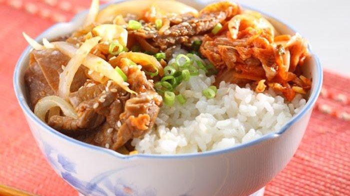 Ilustrasi rice bulgogi yang lezat menggoda selera makan. 