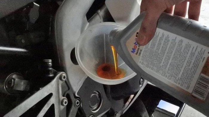 Ilustrasi ganti oli mesin motor