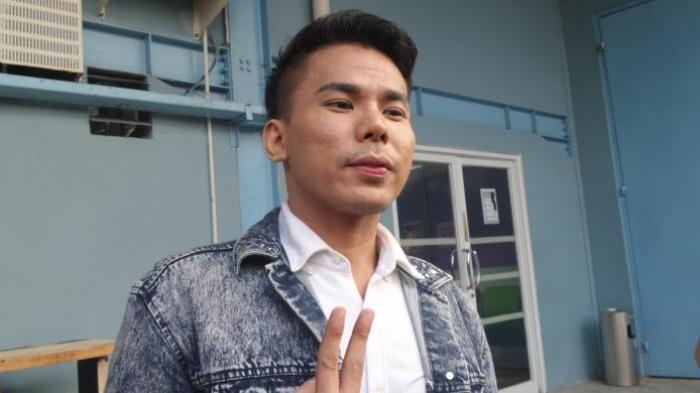 Robby Abbas alias RA (32), atau yang lebih dikenal sebagai mucikari artis diabadikan di halaman Gedung Trans, Jalan Tendean, Mampang Prapatan, Jakarta Selatan, Selasa (10/5/2016).