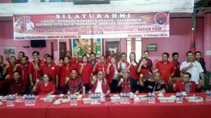 Nampak Cagub Kaltim Rusmadi Wongso hadir di tengah pengurus PDIP di Kubar Ketua DPC PDIP Kubar Ismael Thomas,FX Yapan SH, Jackson Jhon Tawi,dan para kader lainnya.