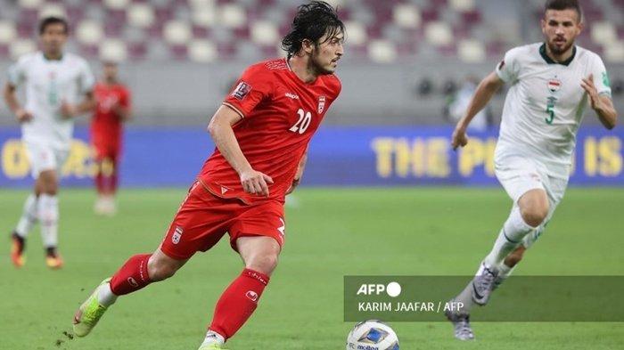 Pemain depan Iran Sardar Azmoun berlari dengan bola selama pertandingan Kualifikasi Asia Piala Dunia 2022 Qatar antara Irak dan Iran, di Stadion al-Janoub di kota Al Wakrah, Qatar, pada 7 September 2021.