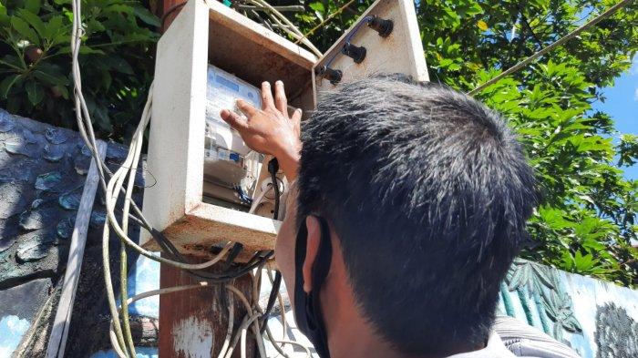 Salah satu pelanggan ULP (Unit Layanan Pelanggan) PLN Tanah Grogot, mengisi token listrik di Kabupaten Paser, Kalimantan Timur, Rabu (4/8/2021). 